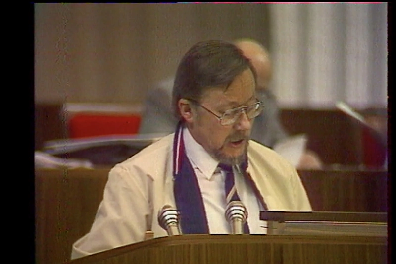 Kadras iš filmo „Pokalbininkė ir profesorius“