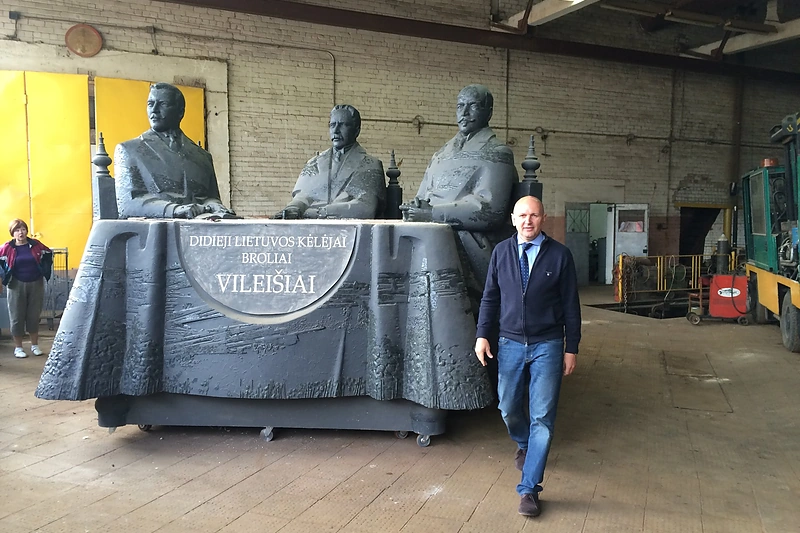 Gediminas Tursa prie paminklo Vileišiams / Asmeninio albumo nuotr.