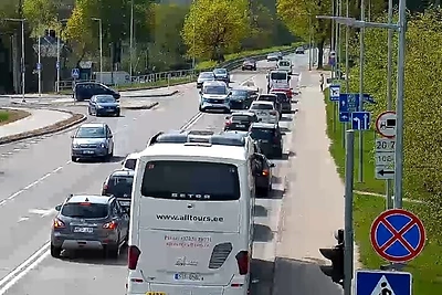 Emigrantai Šiauliuose „švenčia“ ir po Velykų: BMW avarijos vietoje policiją pasitiko gurkšnodamas