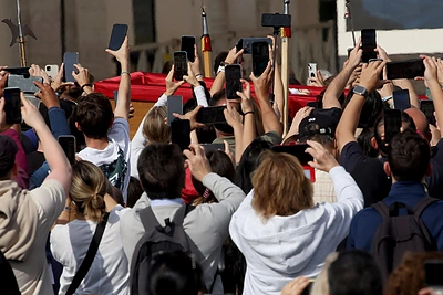 Tūkstančiai piligrimų plūsta į Šv. Petro baziliką, kur pašarvotas popiežius Pranciškus / „Scanpix“/„SIPA“ nuotr.