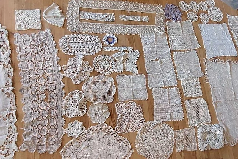 Stilistės mamos Kristinos Čyžiūtės nertų servetėlių kolekcija / Asmeninio archvyo nuotr.