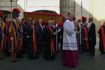 Popiežiaus Pranciškaus karstas perkeliamas į Šv. Petro baziliką / Stopkadras