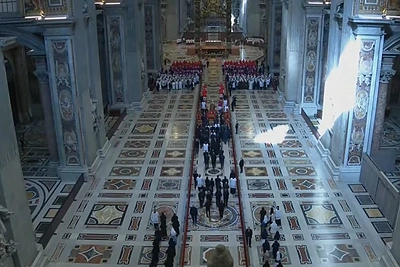 Popiežiaus Pranciškaus karstas perkeliamas į Šv. Petro baziliką / Stopkadras