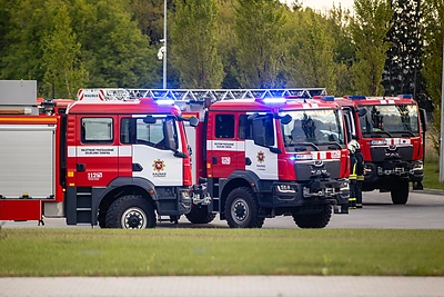 Policijai tiriant gaisrą „Ekobazės“ sandėlyje Kauno rajone, įmonė priežastimi įvardija ličio bateriją