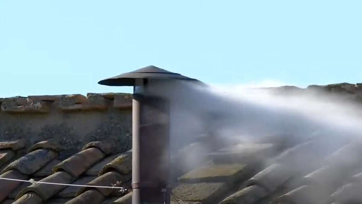 Virš Vatikano pakilo balti dūmai / Ekrano nuotrauka