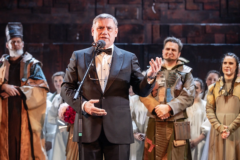 Kęstučiui Jakštui jubiliejaus proga Kauno muzikinio teatro artistai surengė specialų pasirodymą / Teodoro Biliūno nuotr.