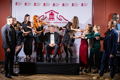 Kęstučiui Jakštui jubiliejaus proga Kauno muzikinio teatro artistai surengė specialų pasirodymą / Teodoro Biliūno nuotr.
