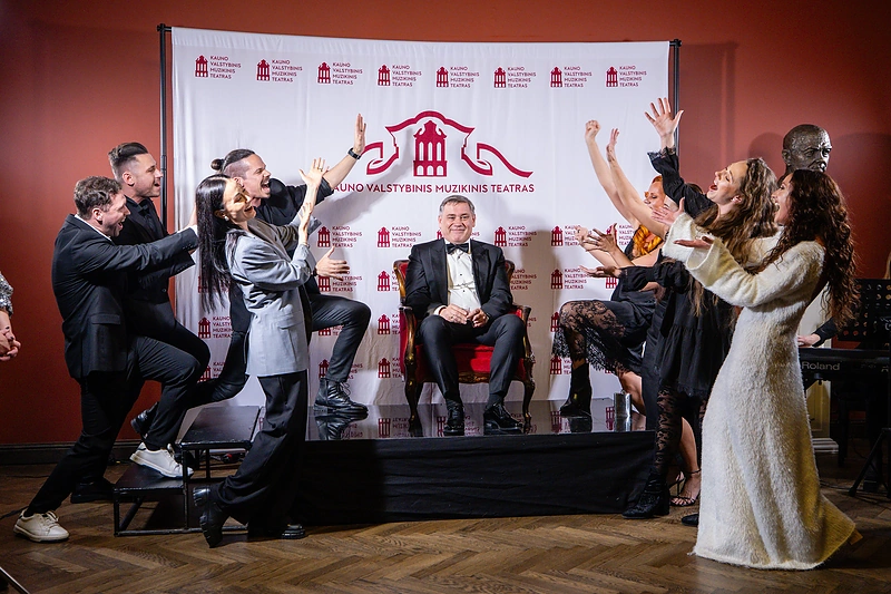 Kęstučiui Jakštui jubiliejaus proga Kauno muzikinio teatro artistai surengė specialų pasirodymą / Teodoro Biliūno nuotr.