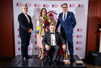 Kęstučiui Jakštui jubiliejaus proga Kauno muzikinio teatro artistai surengė specialų pasirodymą / Teodoro Biliūno nuotr.