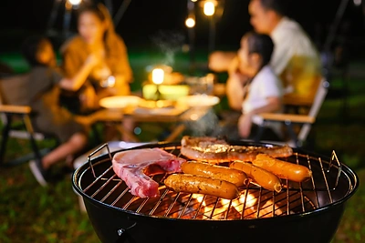 Vasaros hitai – dešrelės ant grilio: gardžiai apkeptos, sultingos ir maistingos