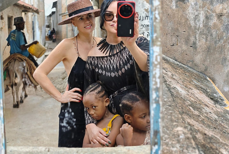 „Tris dienas Lamu saloje kūrėme stebuklinius paveikslus, patyrėme pačią tikriausią kūrybos palaimą“, – tikina bičiulės Vilma ir Viktorija / Asmeninio albumo nuotrauka