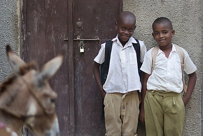 Lietuves smalsiai stebėjo vietos vaikai / Asmeninio albumo nuotrauka