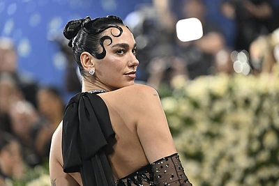 Dua Lipa ir dar apie 300 JK įžymybių ragina Londoną sustabdyti ginklų pardavimą Izraeliui