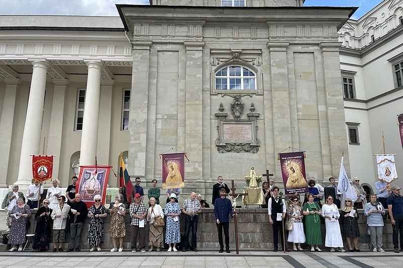 Besimeldžiantys žmonės prie Katedros / 15min nuotr.