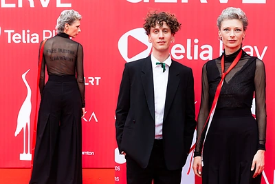 Žinoma aktorė „Sidabrinės gervės“ kilimui pasirinko netikėtą detalę: ant nugaros – žinutė