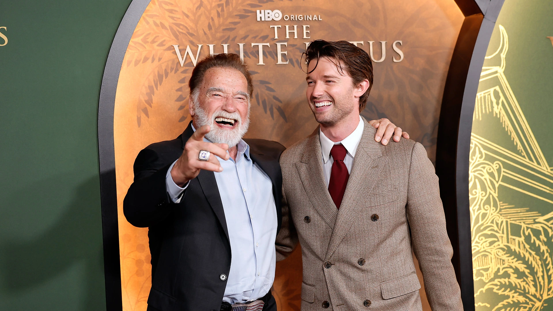 Patrickas su tėčiu per „Baltojo lotoso“ premjerą / Getty nuotrauka