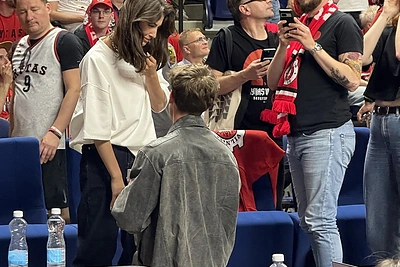 Patricijos ir Karolio sužadėtuvės „Ryto“ ir „Žalgirio“ varžybų metu / Asmeninio albumo nuotr.