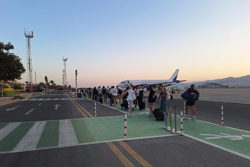 Evakuojami lietuviai lipa į lėktuvą Jordanijoje / 15min nuotr.