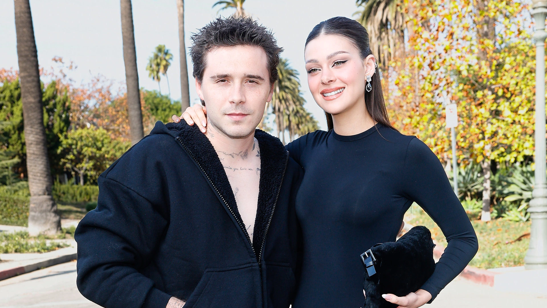 Brooklynas Peltzas Beckhamas dievina žmoną – ir uošvį, verslininką milijardierių. Nuotraukoje – pora 2023-iaisiais, naujos „Balenciaga“ kolekcijos pristatyme / Getty nuotrauka