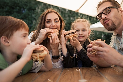 Tikėjotės gamtoje išsikepti mėsainių, bet prapliupo lyti: šis receptas išgelbės