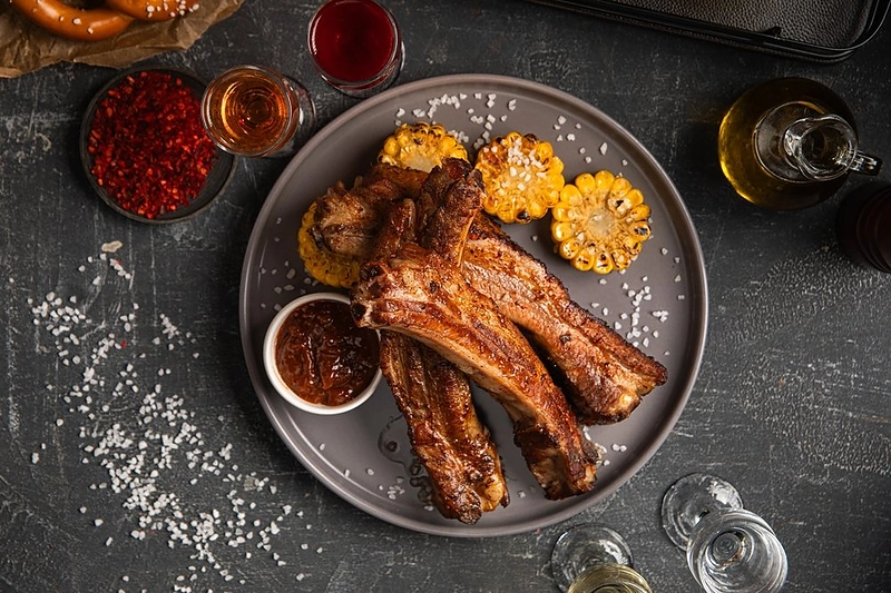 Grilyje kepti kiaulienos šonkauliai / Shutterstock nuotr.