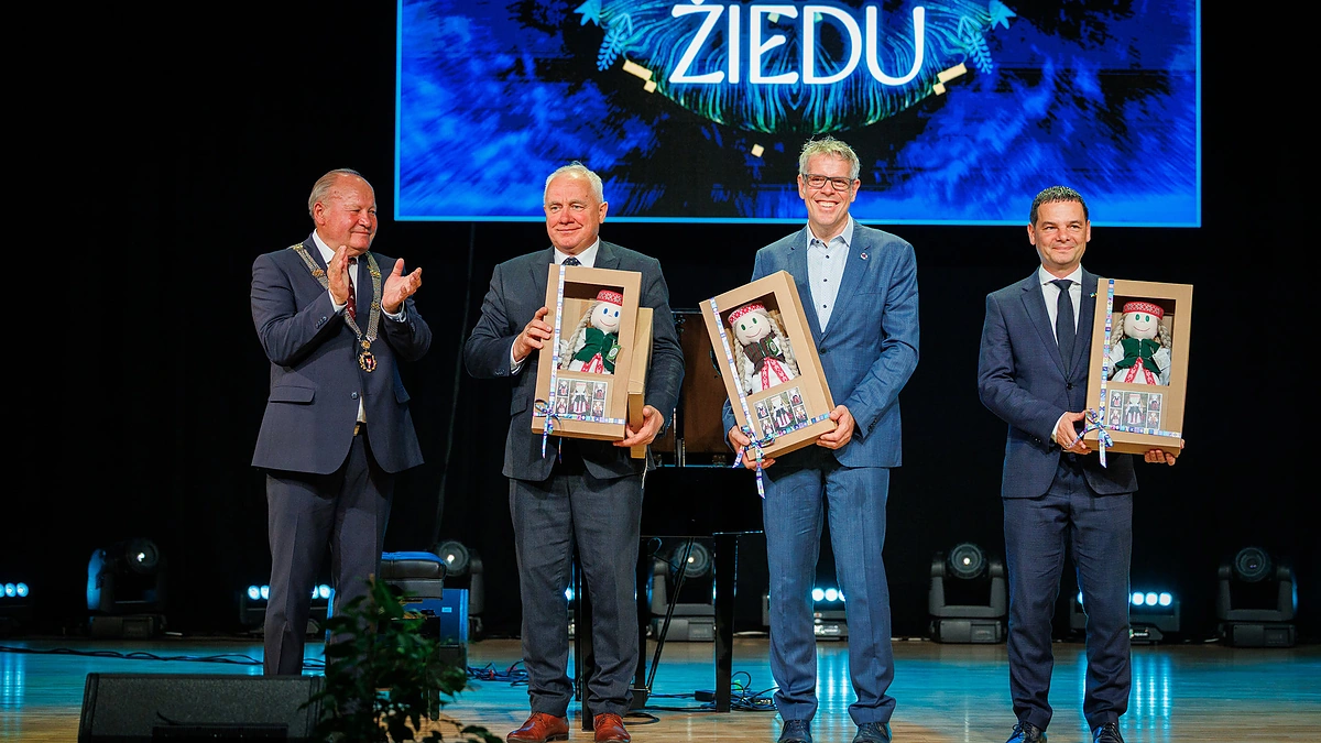 Raudondvario dvare Kauno rajono garbės ženklais apdovanoti pasižymėję kraštui asmenys / Organizacijos nuotr.