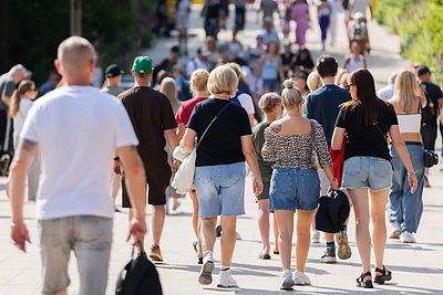 Palangos poilsiautojai mėgaujasi šiltu sekmadieniu / Patricija Adamovič / BNS nuotr.