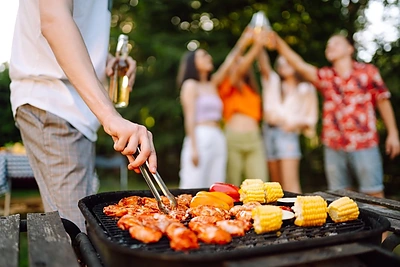 Uždarome grilio sezoną skaniai: patarimai ir trys grilio receptai, kuriuos dar turite pabandyti