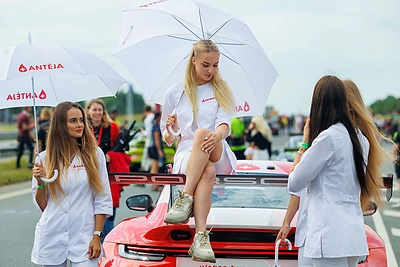 Lenktynių merginos / Eriko Ovčarenko / BNS nuotr.