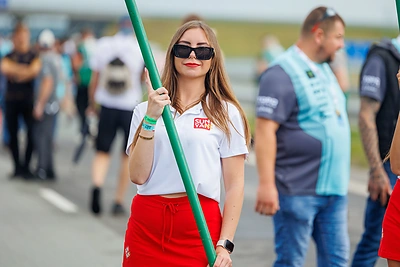 Lenktynių merginos / Eriko Ovčarenko / BNS nuotr.