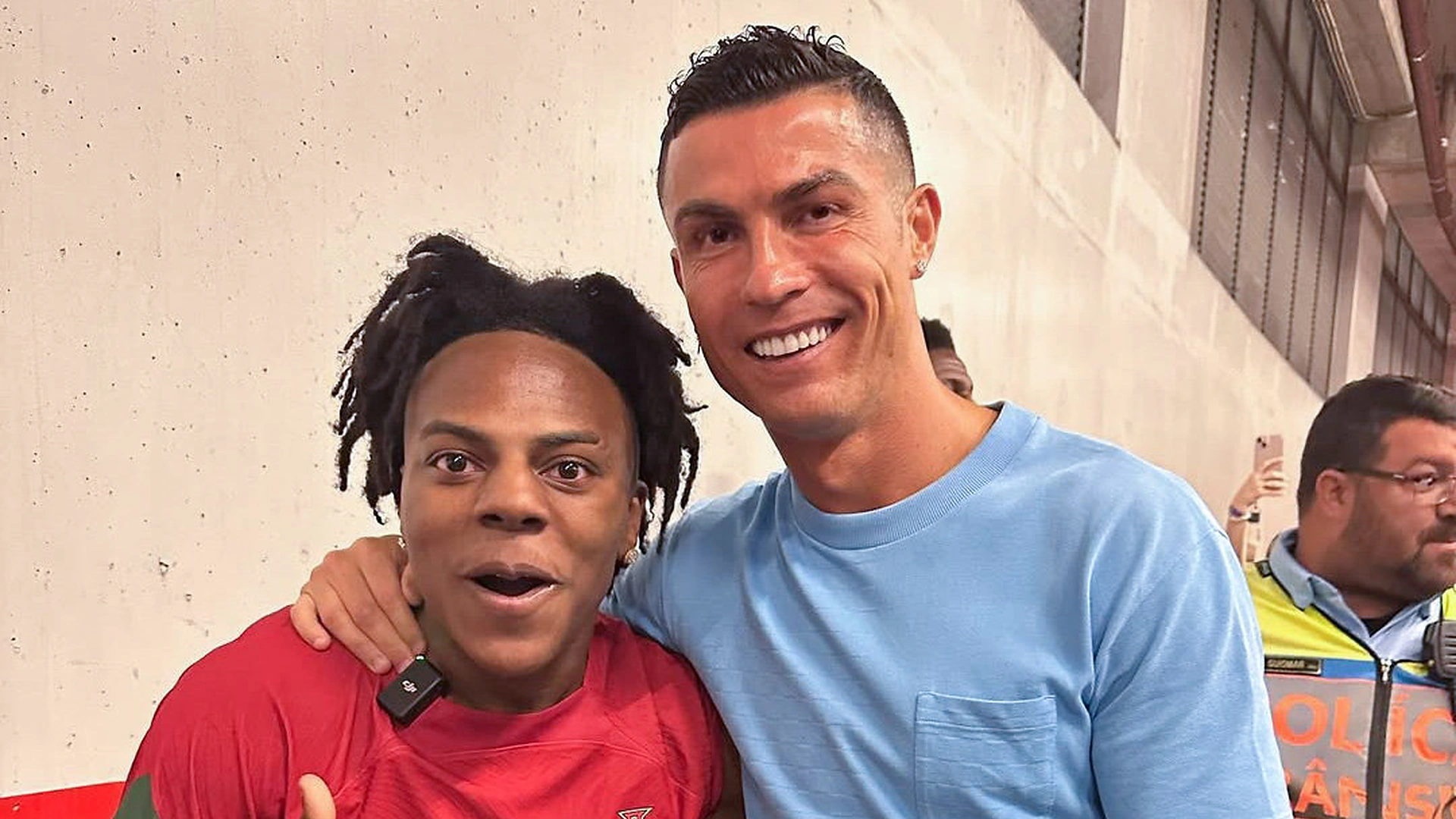 Interneto žvaigždė, kurią įvairiuose socialiniuose tinkluose seka dešimtys milijonų, taip pat turi savo dievuką – garsųjį portugalų futbolininką Cristiano Ronaldo / Vida Press nuotrauka