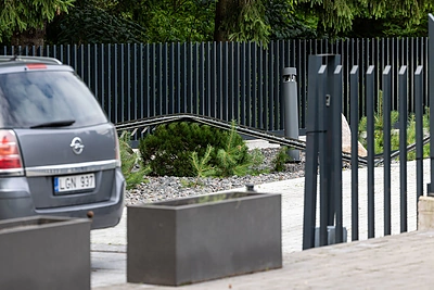 Išversti Egidijaus Dragūno-Sel kiemo vartai / Pauliaus Peleckio / BNS nuotr.