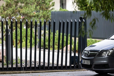 Išversti Egidijaus Dragūno-Sel kiemo vartai / Pauliaus Peleckio / BNS nuotr.