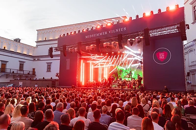 Andrius Mamontovas su Modesto Pitrėno diriguojamu orkestru „Midsummer Vilnius“ festivalyje / Patricija Adamovič / BNS nuotr.