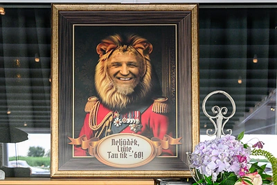 Žilvinui Žvaguliui 60-mečio proga – „liūtiška“ dovana / Algirdo Kubaičio nuotr.