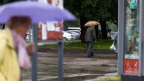 Šiandien išeiti iš namų be skėčio nerekomenduojama