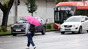 Šiandien išeiti iš namų be skėčio nerekomenduojama