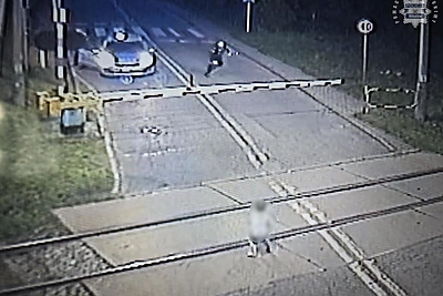 Iki siaubingos tragedijos – vos vienas žingsnis: artėjant traukiniui bėgiais lakstė 6 metų berniukas