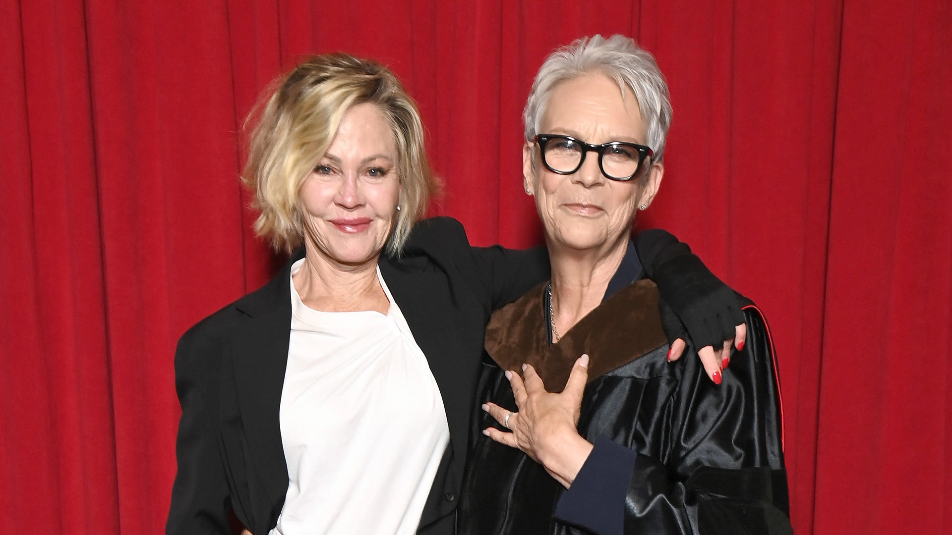 Gražiausia šios draugystės savybė – visiškas palaikymas. Dvi garsios aktorės niekada nepavydi viena kitai. Nuotraukoje – Melanie Griffith ir Jamie Lee Curtis Amerikos filmų instituto vakarėlyje praėjusį rugpjūtį / Getty nuotrauka