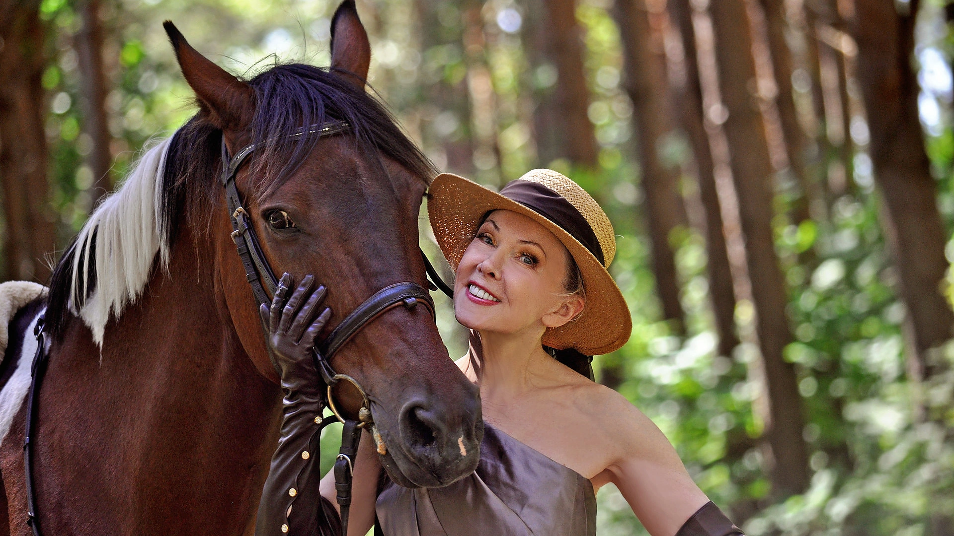 Audronė prisipažįsta visada sustojanti paglostyti ąžuolo ir žirgo, nes jie spinduliuoja itin gerą energiją / Živilės Čepaitės nuotrauka