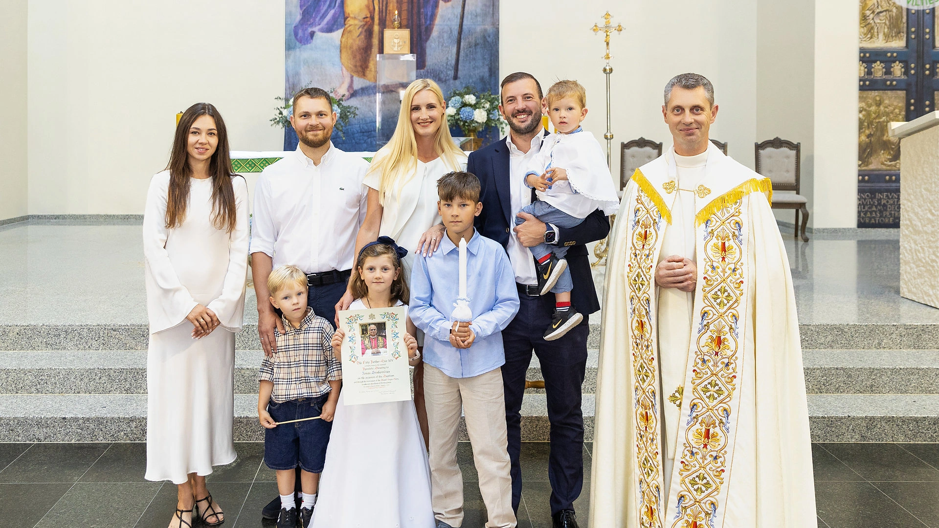 Svarbiausi krikštynų ceremonijos dalyviai: Jonuko krikštatėviai – Marina Michiurina ir Karolis Montvila su sūnumi Ignu, Katerina ir Virginijus Sinkevičiai su Marija, Vincentu bei Jonu ir Pilaitės Šv. Juozapo bažnyčios kunigas Ričardas Doveika / Redos Ruzel nuotrauka