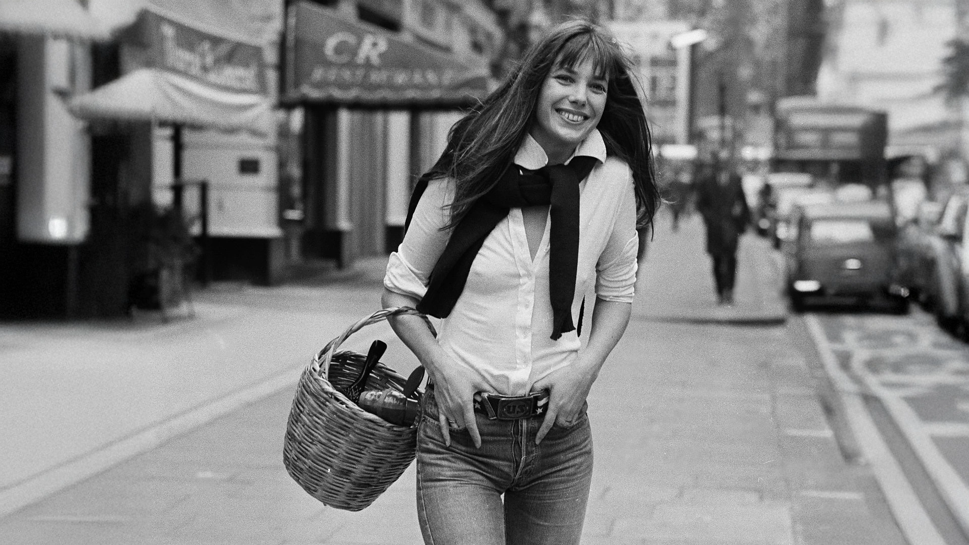 Jane 1973-iaisiais. Stiliaus ikona vadinta moteris vilkėjo labai paprastai: džinsus ir teniso marškinėlius, trumpas suknutes, baltus marškinius, juodus kostiumus... Prancūzai Jane Birkin vainojo už skandalus, bet nuoširdžiai žavėjosi ja ir jos kūryba: britė įrašė dvidešimtį albumų, vaidino beveik se / Getty nuotrauka