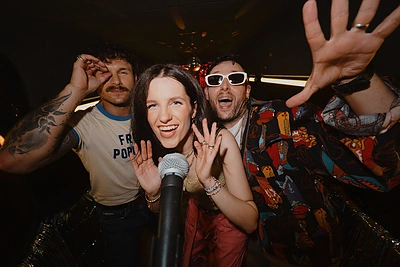 „Sisters On Wire“ ir Vaidas Baumila pristato bendrą premjerą: vaizdo klipą mikroautobuse filmavo ne šiaip sau