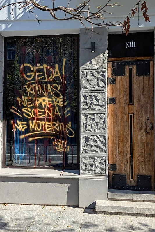 Vandalų užrašas ant „Nijinsky III“ vitrinos / Socialinių tinklų nuotr.