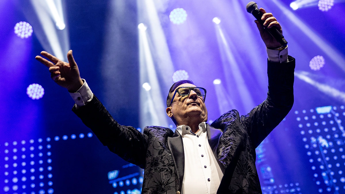 „Hiperbolės“ įkūrėjas Viktoras Prapras su grupe / Pauliaus Peleckio / BNS nuotr.