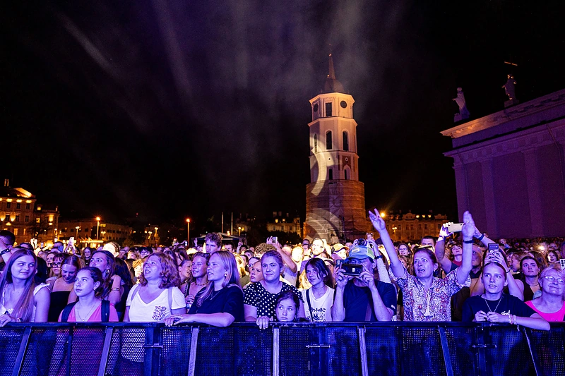 „Hiperbolės“ įkūrėjas Viktoras Prapras su grupe / Pauliaus Peleckio / BNS nuotr.