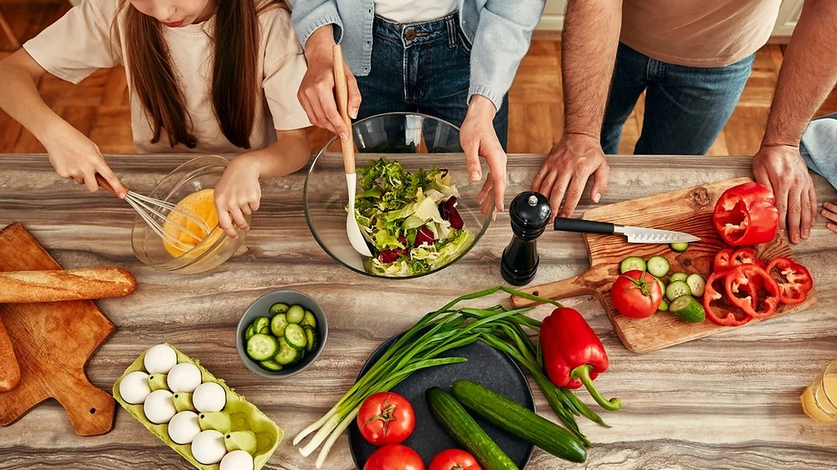 Šeima gamina maistą. / Shutterstock nuotr.