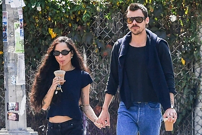 Vasara baigėsi romanu: Zoë Kravitz susitikinėja su Harry Stylesu