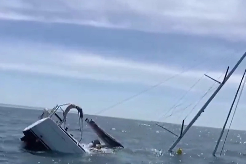 Orkos nuskandino turistų jachtą / Kadras iš vaizdo įrašo