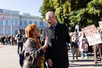 Nijolė Oželytė proteste neapsikentė prezidento patarėjo kalbos – bandė paimti mikrofoną: „Begėdis, manipuliatorius“